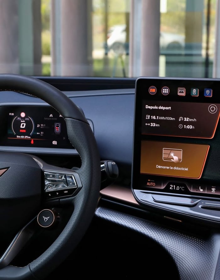 The driver's cockpit of the CUPRA Tavascan: steering wheel and infotainment screen